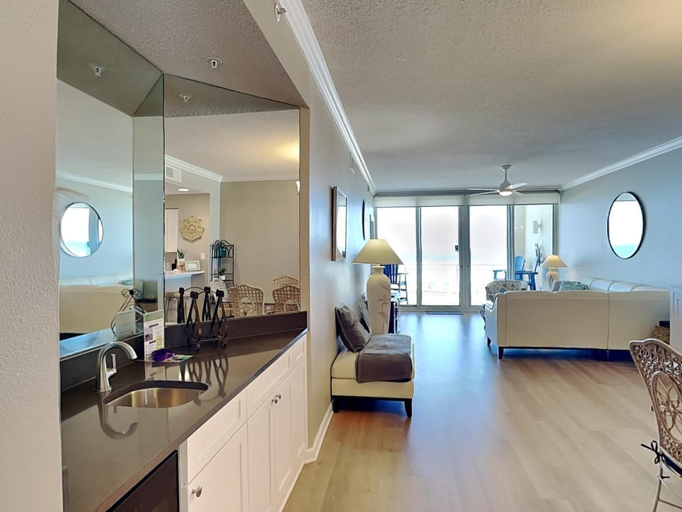 Kitchen or kitchenette, Living room, Seating area, Dining area, furniture