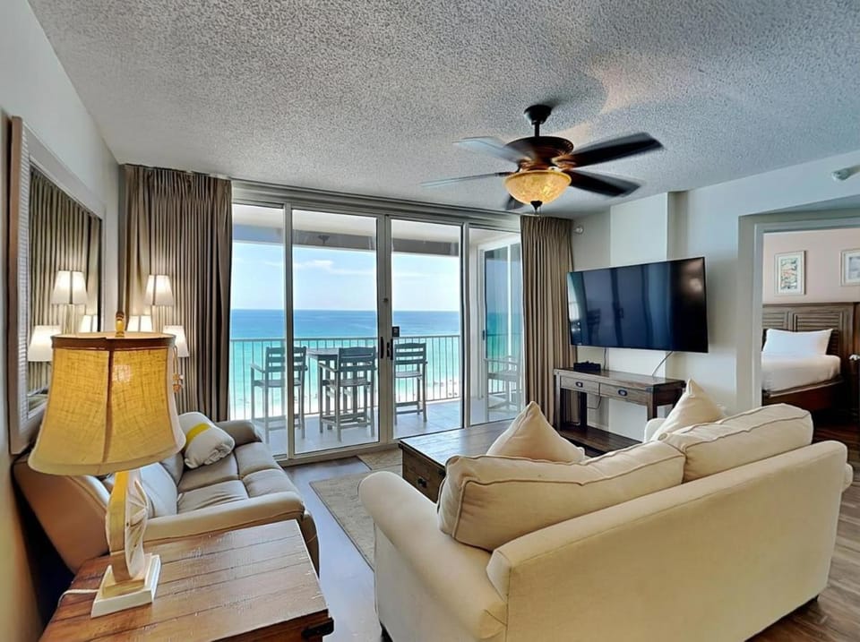 Bed, TV and multimedia, Balcony/Terrace, Living room, Seating area, Bedroom, Sea view, furniture, air conditioner