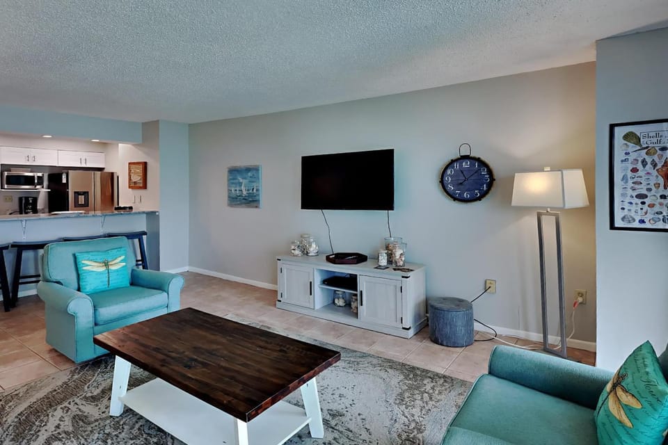 Bed, TV and multimedia, Kitchen or kitchenette, Living room, Seating area, furniture