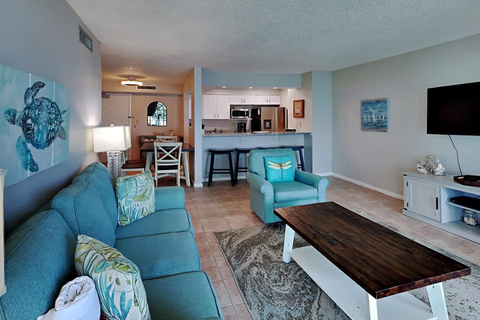TV and multimedia, Kitchen or kitchenette, Living room, Seating area, furniture, air conditioner