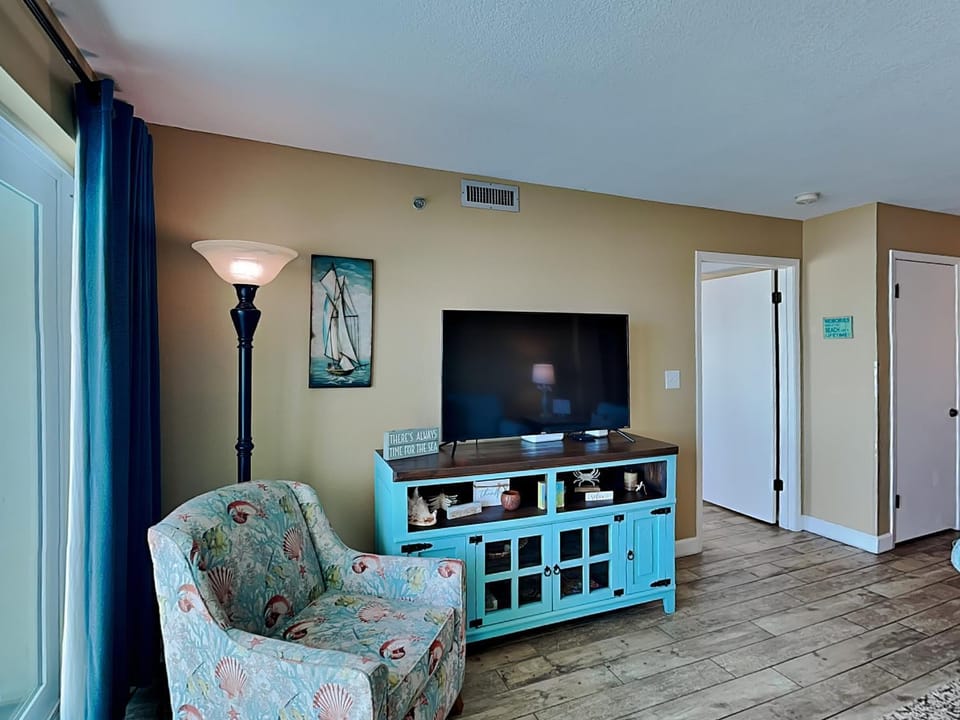 TV and multimedia, Living room, Seating area, furniture, air conditioner