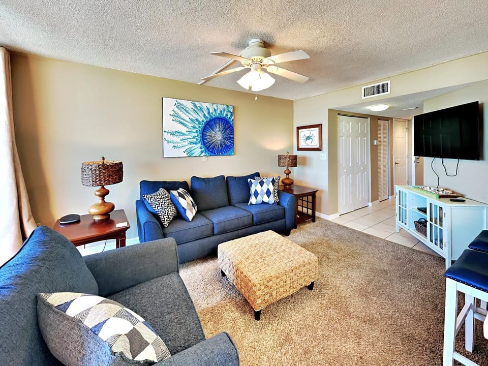 TV and multimedia, Living room, Seating area, furniture, air conditioner
