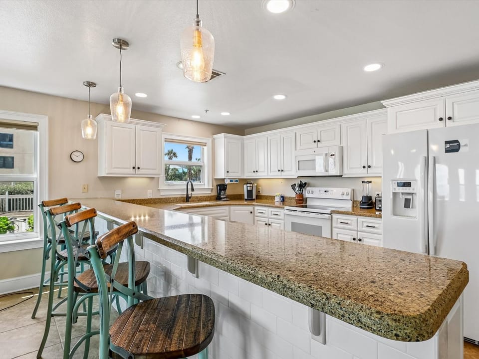 Kitchen or kitchenette, Seating area, microwave, oven, stove, toaster