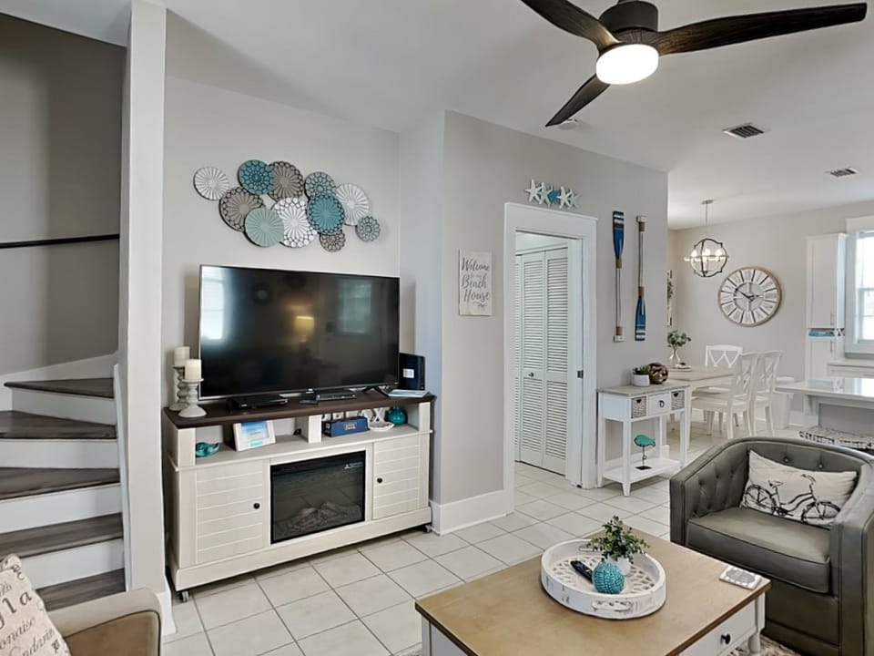 TV and multimedia, Living room, Seating area, Dining area, fireplace, furniture, kitchen