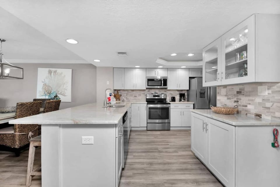 Kitchen or kitchenette, Seating area, furniture, microwave, oven, stove, kitchen