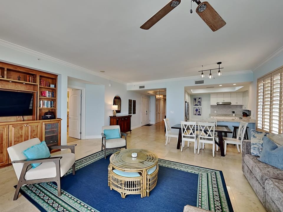 TV and multimedia, Kitchen or kitchenette, Living room, Seating area, Dining area, furniture, air conditioner