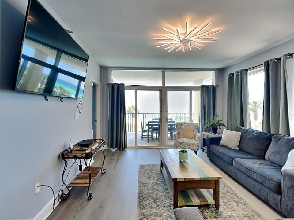 TV and multimedia, Balcony/Terrace, Living room, Seating area, furniture