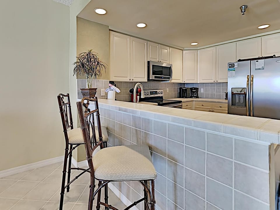 Kitchen or kitchenette, Seating area, microwave, oven, stove, kitchen