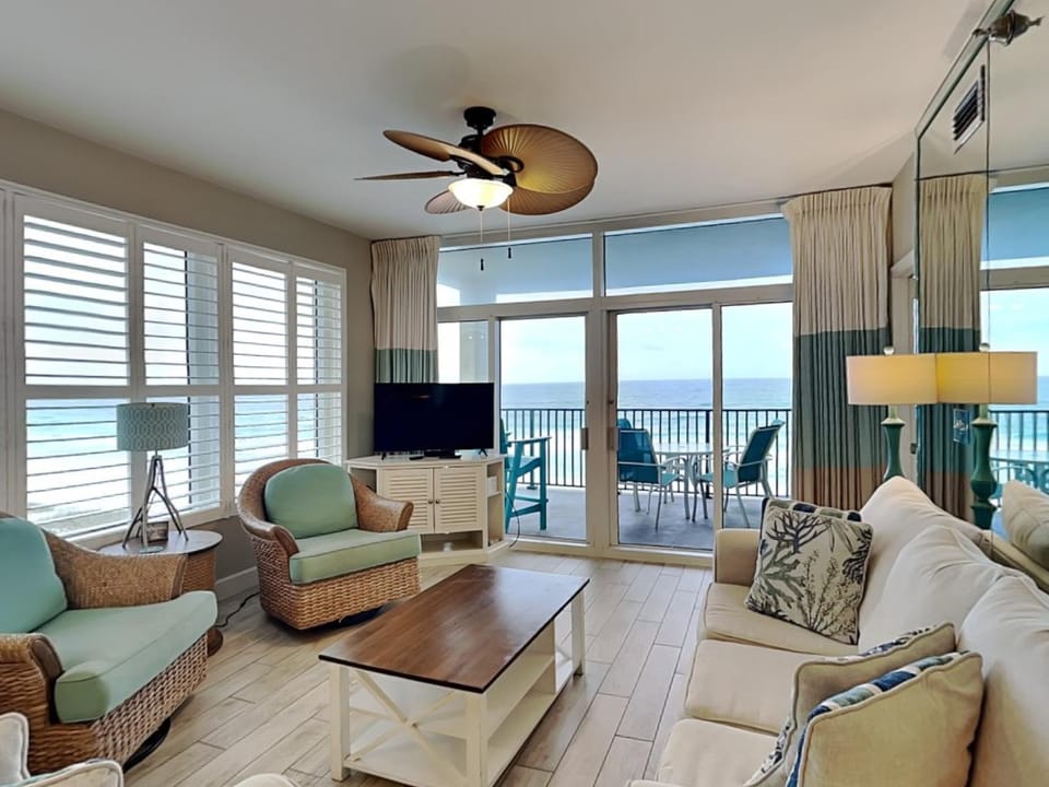 TV and multimedia, View (from property/room), Balcony/Terrace, Living room, Seating area, Sea view, furniture