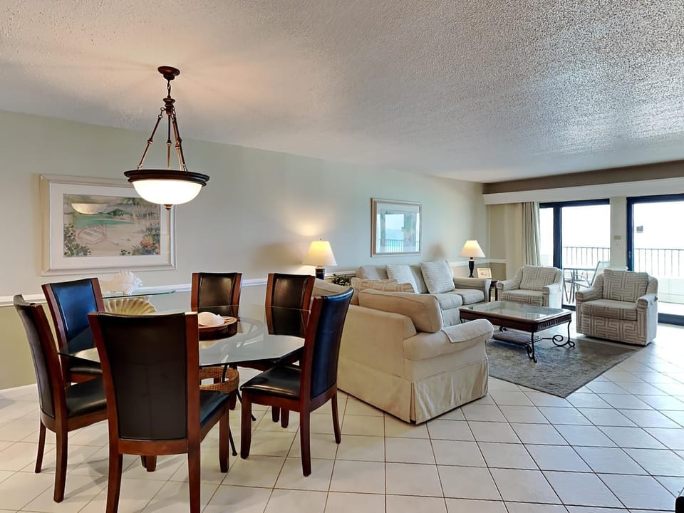Balcony/Terrace, Living room, Seating area, Dining area, furniture
