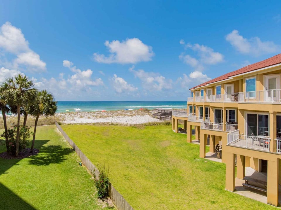 Property building, Garden, Balcony/Terrace, Beach, Sea view