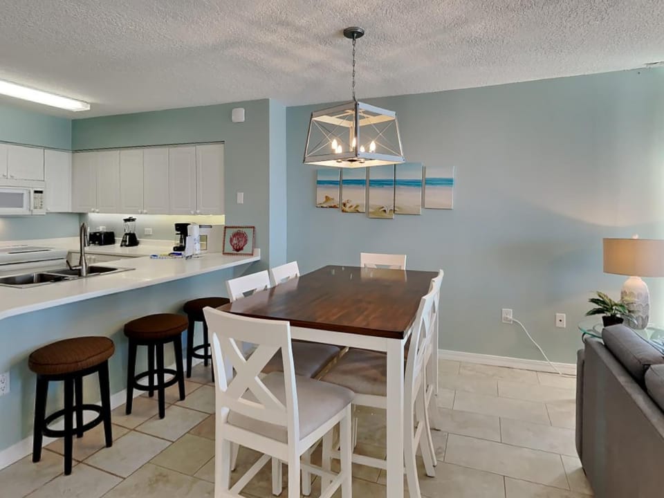 Kitchen or kitchenette, Seating area, Dining area, microwave