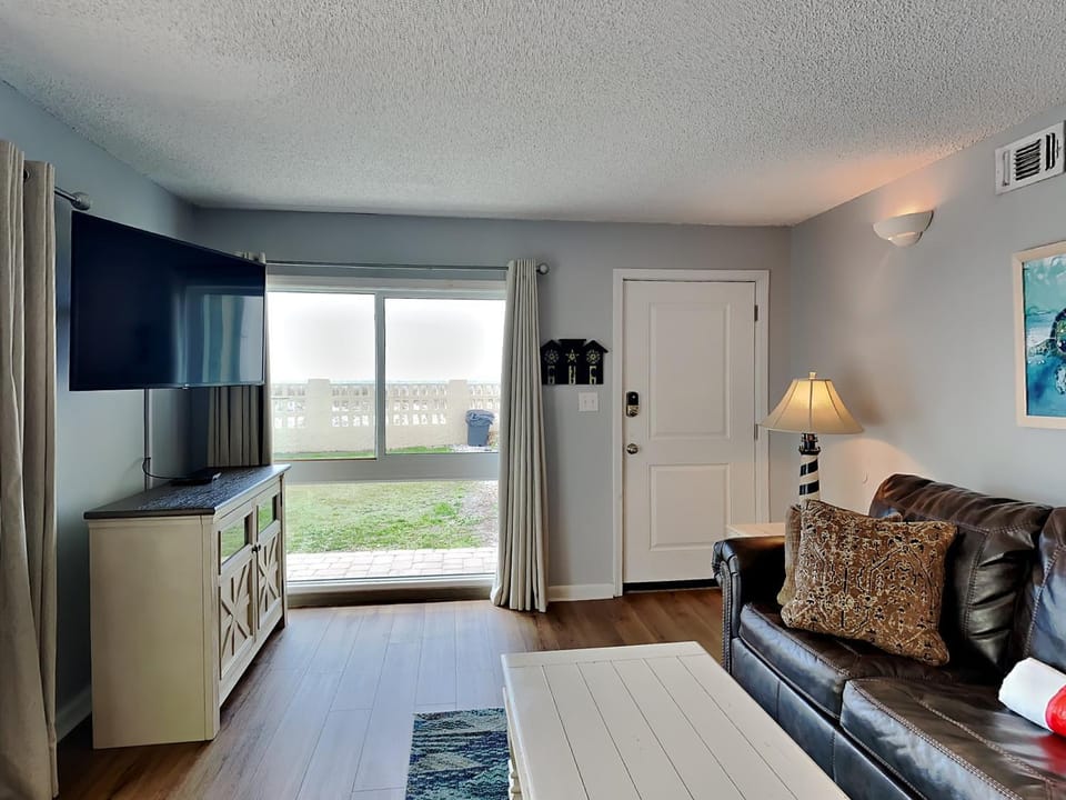 TV and multimedia, Living room, Seating area, furniture, air conditioner