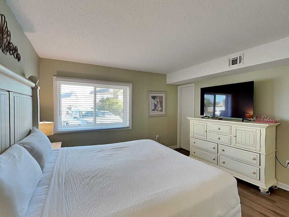 Bed, TV and multimedia, Bedroom, air conditioner