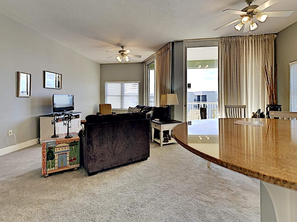 TV and multimedia, Balcony/Terrace, Kitchen or kitchenette, Living room, Seating area, Dining area, furniture