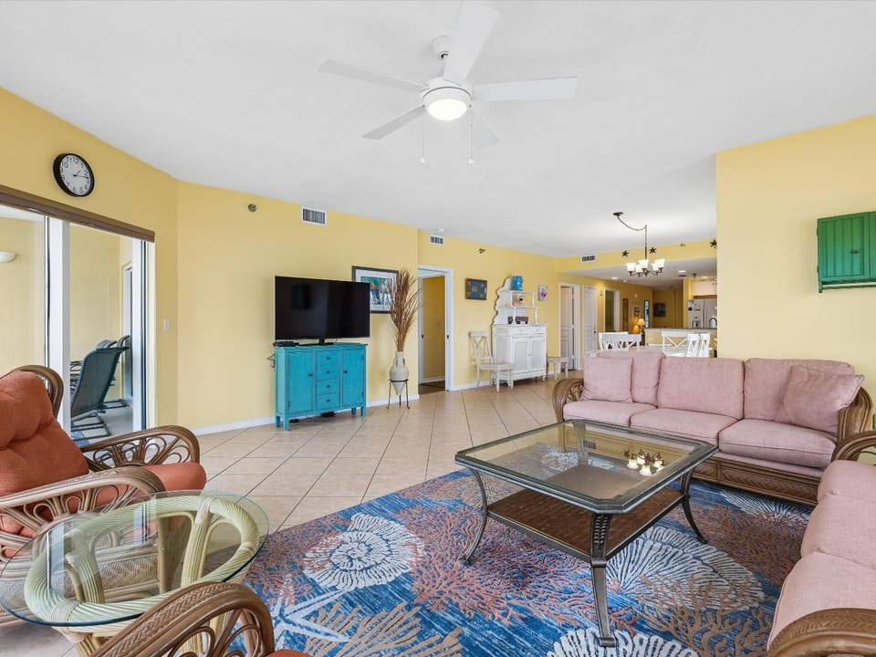 TV and multimedia, Living room, Seating area, Dining area, furniture, air conditioner