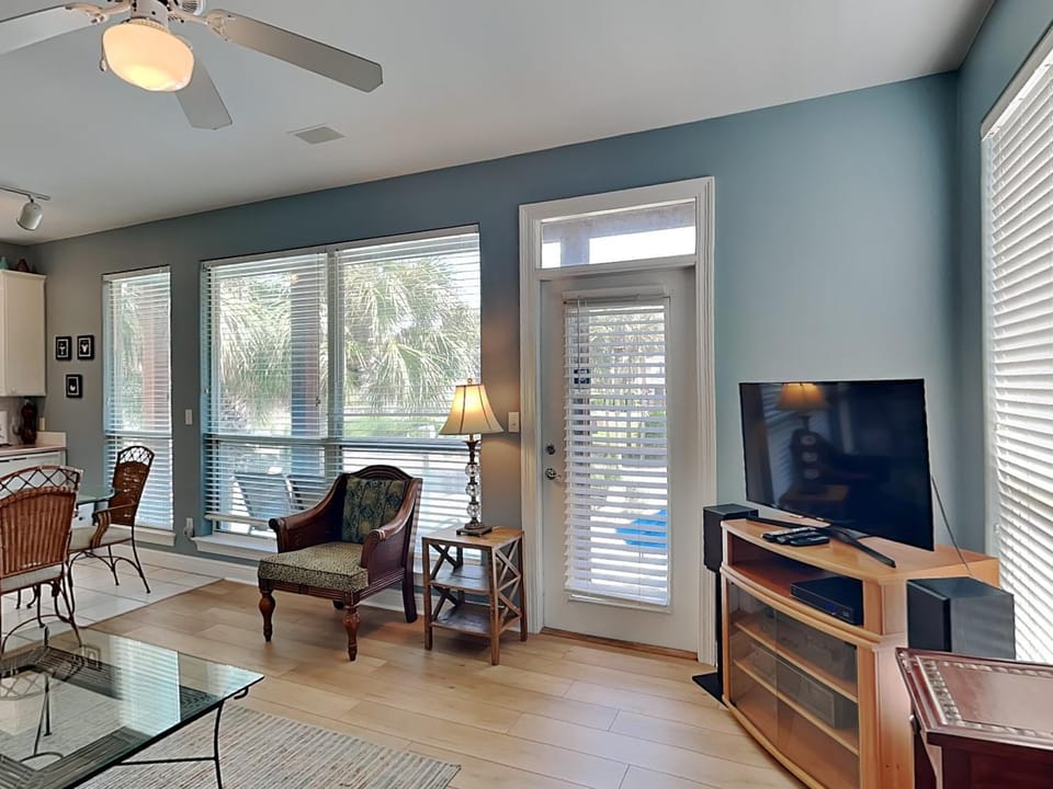 Garden, TV and multimedia, Living room, Seating area, Garden view, furniture