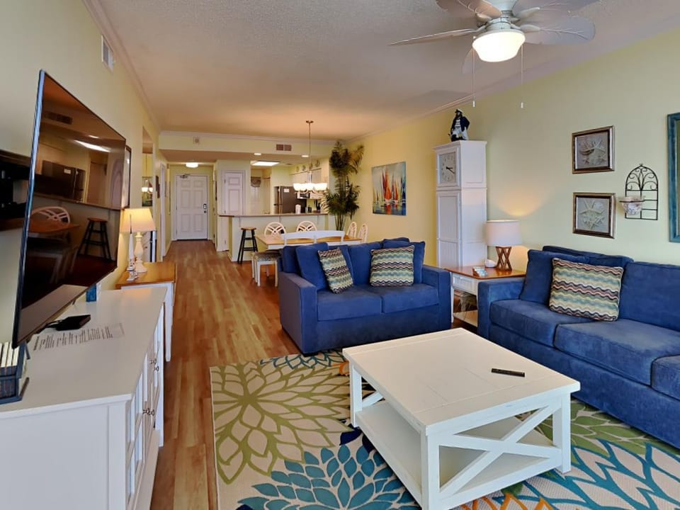 TV and multimedia, Kitchen or kitchenette, Living room, Seating area, furniture