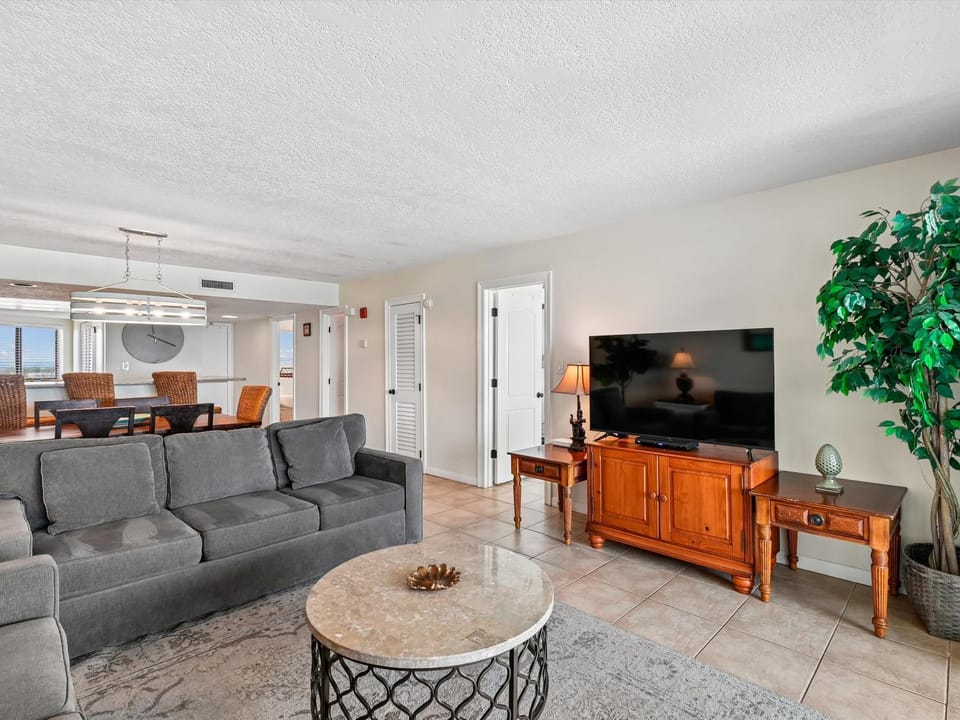 TV and multimedia, Living room, Seating area, Dining area, furniture, air conditioner