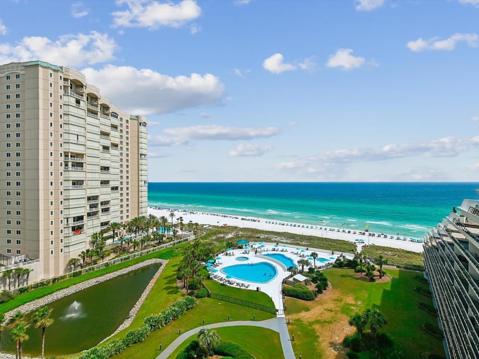 Property building, Natural landscape, Bird's eye view, Garden, View (from property/room), Beach, Sea view, Swimming pool