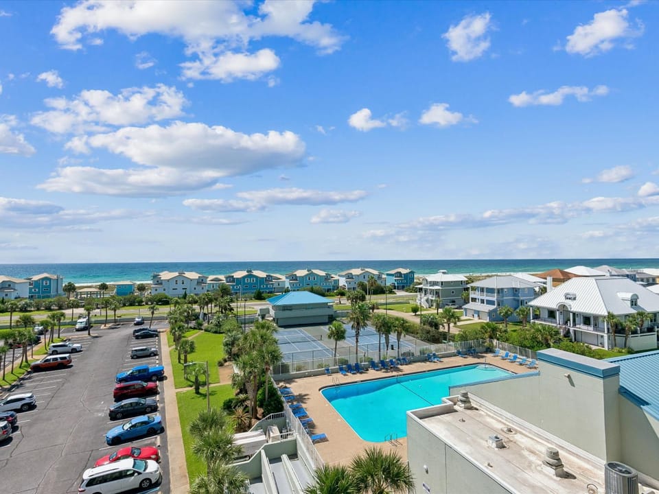 Property building, Neighbourhood, Natural landscape, Bird's eye view, Tennis court, Sea view, Swimming pool, Parking