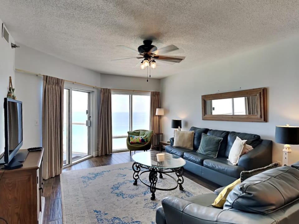 TV and multimedia, View (from property/room), Balcony/Terrace, Living room, Seating area, Sea view, furniture