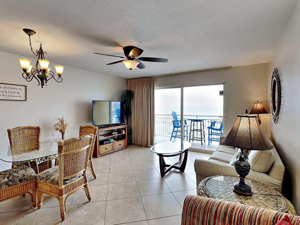 TV and multimedia, Balcony/Terrace, Living room, Seating area, Dining area, furniture