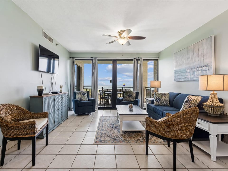 TV and multimedia, View (from property/room), Balcony/Terrace, Living room, Seating area, Sea view, furniture