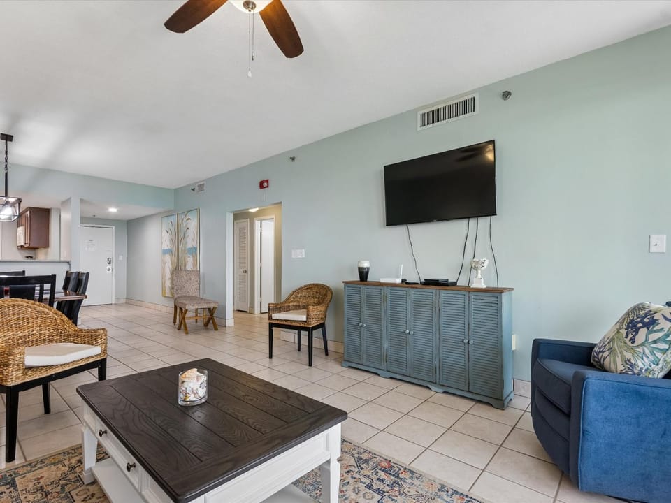 TV and multimedia, Living room, Seating area, Dining area, furniture, air conditioner