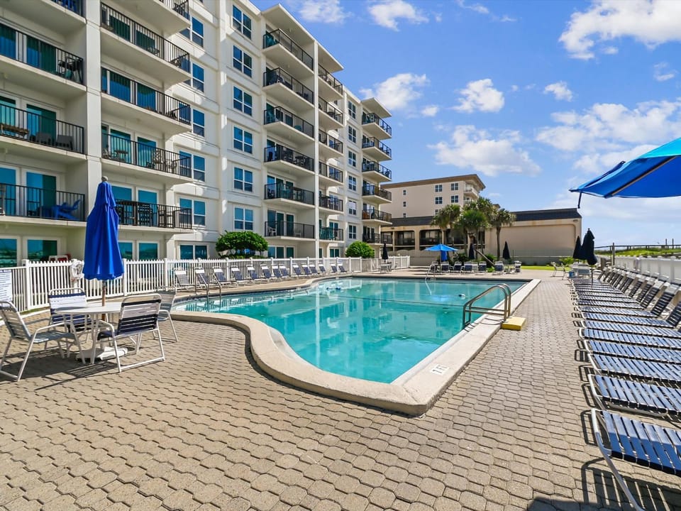 Property building, Balcony/Terrace, Pool view, Swimming pool