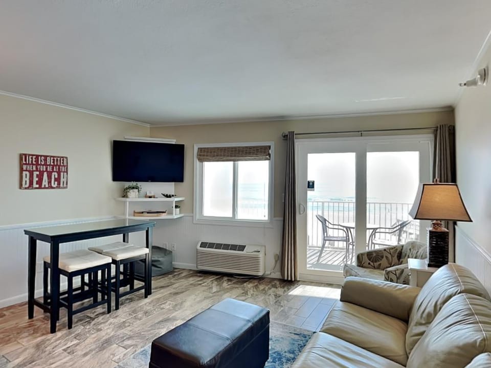 TV and multimedia, Balcony/Terrace, Living room, Seating area, Dining area, furniture, air conditioner