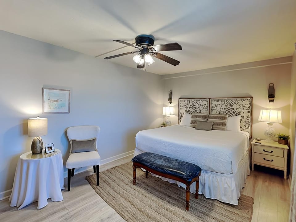 Bed, Seating area, Bedroom, furniture