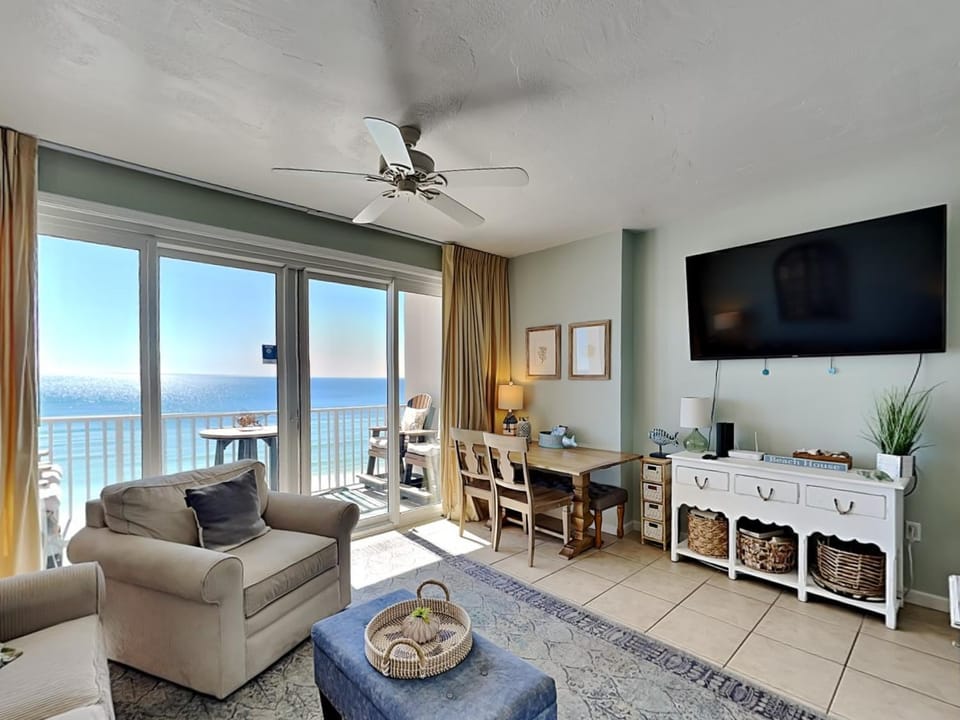 TV and multimedia, Balcony/Terrace, Living room, Seating area, Dining area, Sea view, furniture