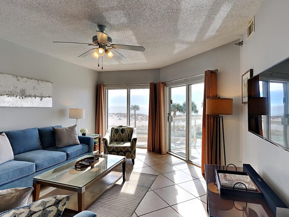 TV and multimedia, View (from property/room), Balcony/Terrace, Living room, Seating area, Beach