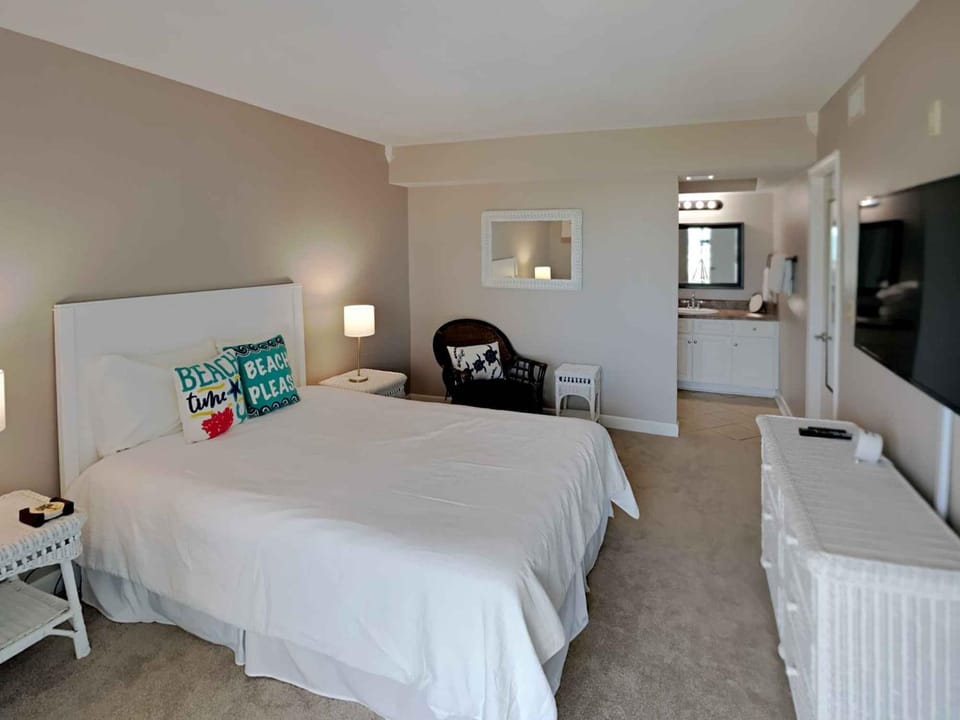 Bed, Bathroom, TV and multimedia, Seating area, Bedroom, furniture