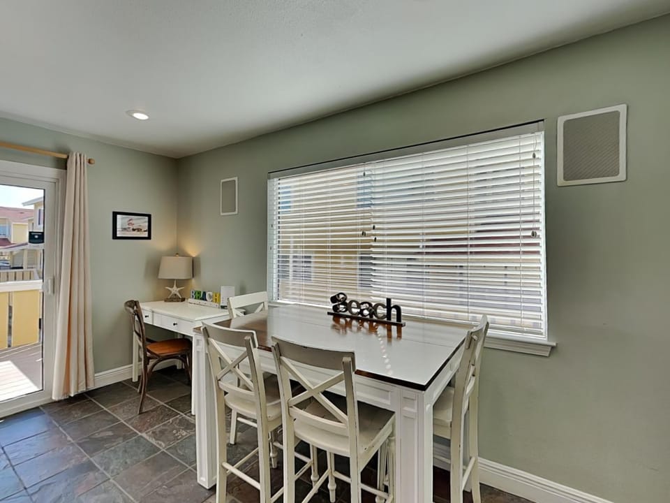 Neighbourhood, Seating area, Dining area, Street view, furniture