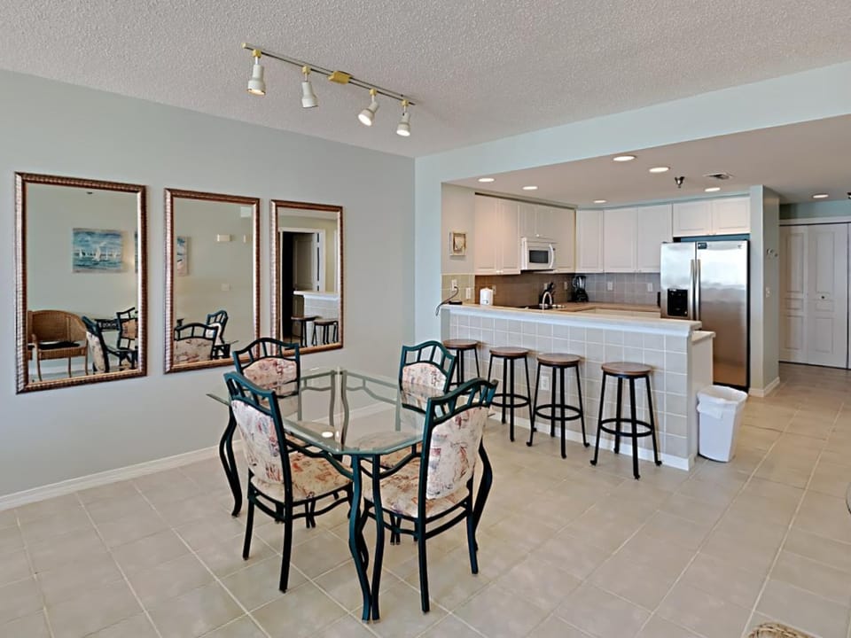 Kitchen or kitchenette, Dining area, microwave