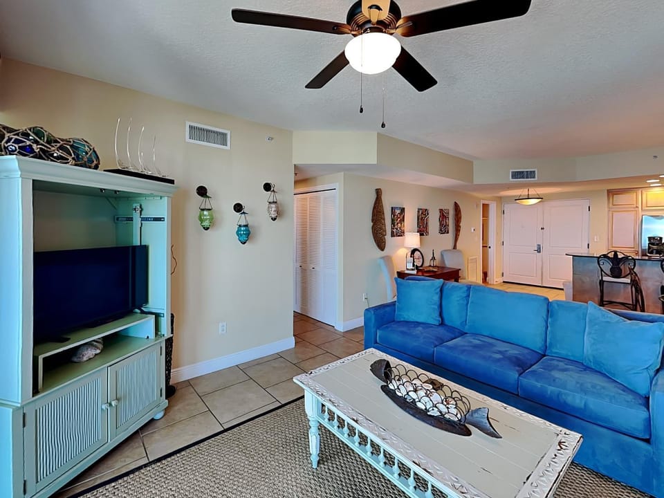 TV and multimedia, Living room, Seating area, furniture, air conditioner