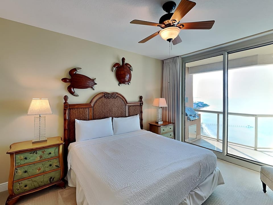 Bed, View (from property/room), Balcony/Terrace, Seating area, Bedroom, Sea view