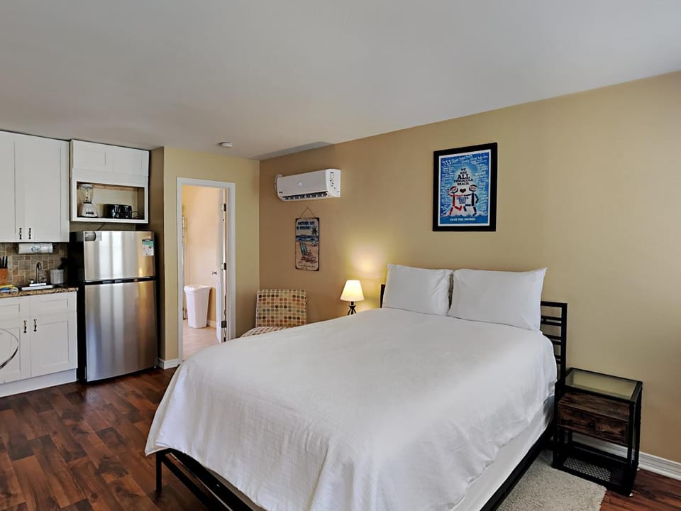 Bed, Kitchen or kitchenette, Bedroom, furniture, air conditioner