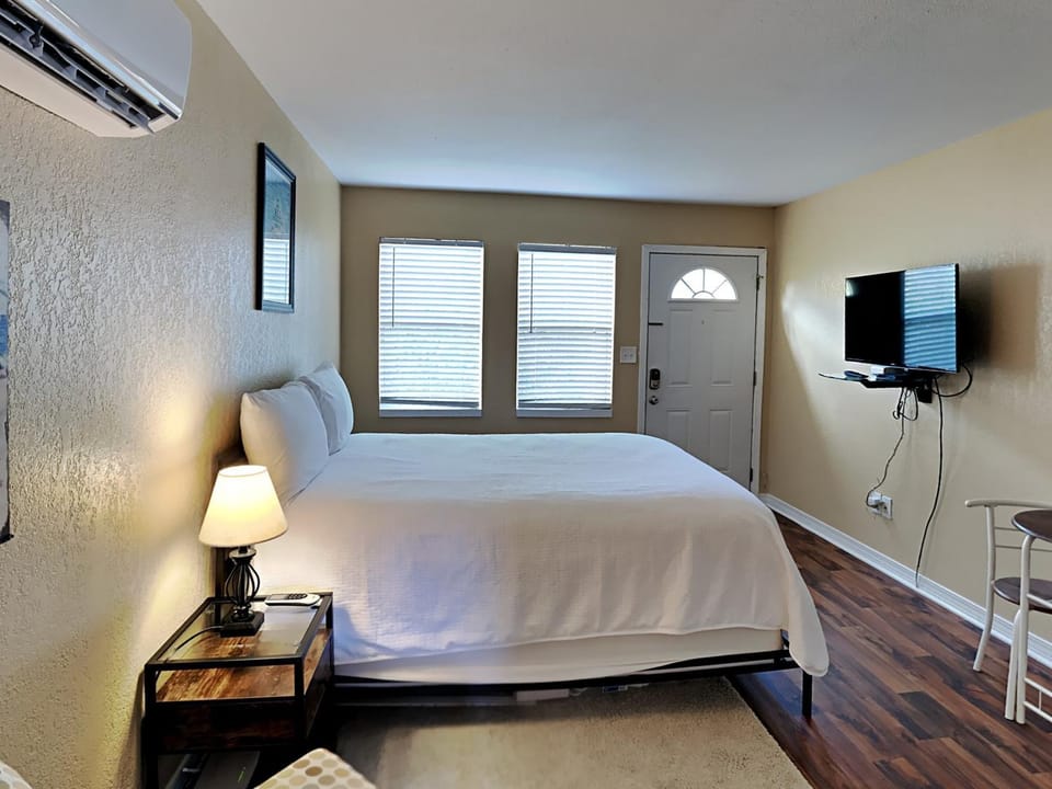 Bed, TV and multimedia, Seating area, Bedroom, furniture, air conditioner