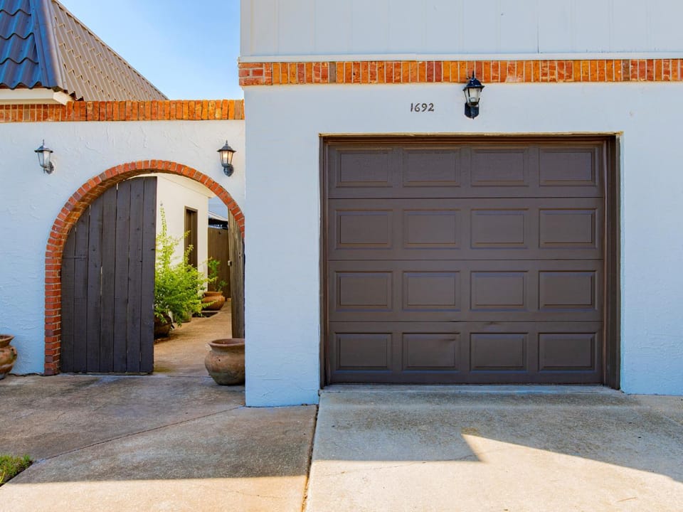 Property building, Facade/entrance, Parking