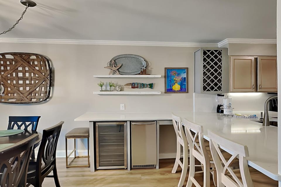 Kitchen or kitchenette, Seating area, Dining area, furniture