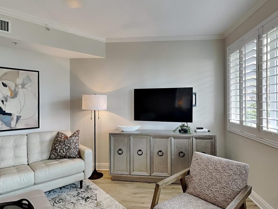 TV and multimedia, Living room, Seating area, furniture, air conditioner