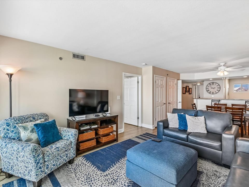 TV and multimedia, Living room, Seating area, Dining area, furniture, air conditioner