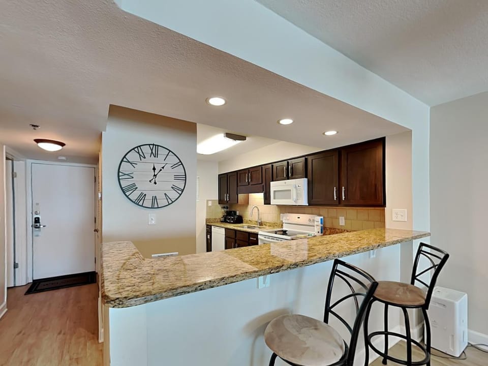 Kitchen or kitchenette, Seating area, Dining area, microwave, oven