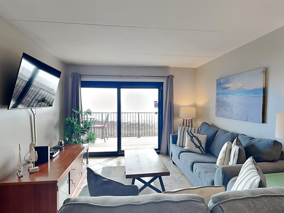 TV and multimedia, Balcony/Terrace, Living room, Seating area, furniture