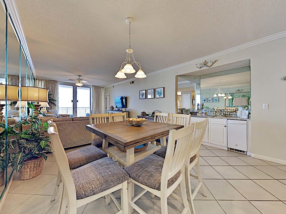 TV and multimedia, Kitchen or kitchenette, Living room, Seating area, Dining area, furniture
