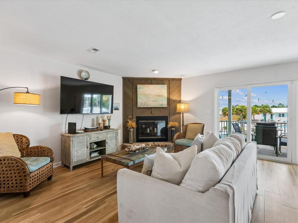 TV and multimedia, Balcony/Terrace, Living room, Seating area, fireplace, furniture