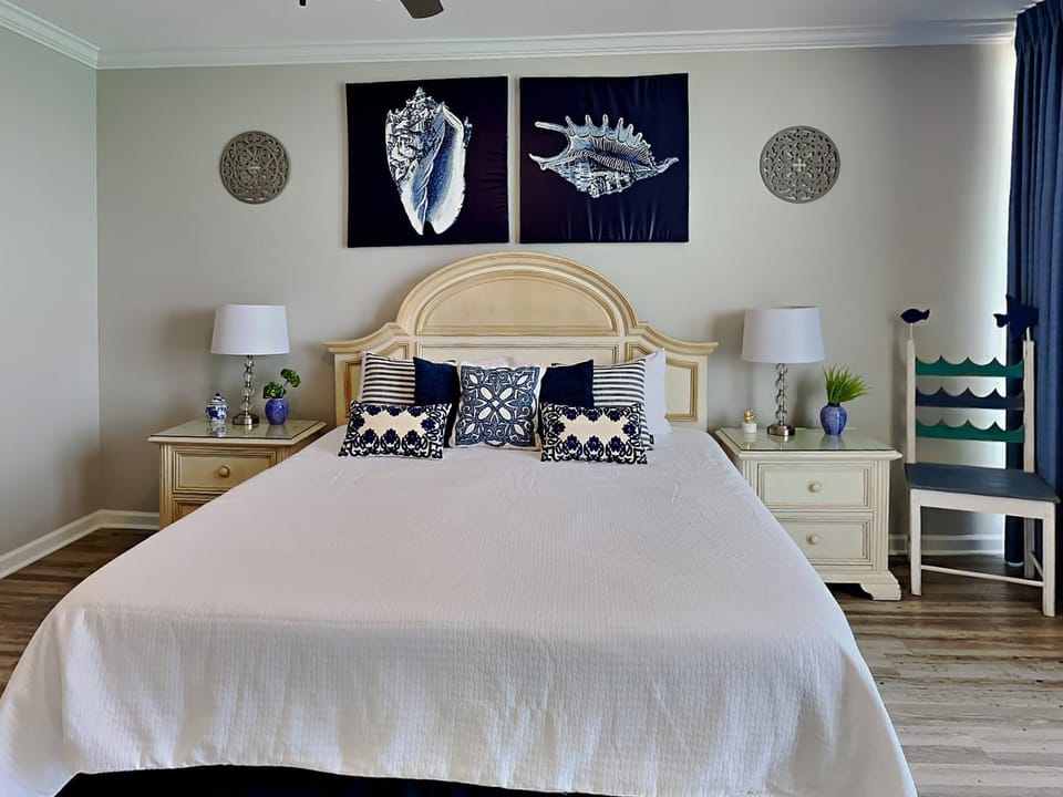 Bed, Seating area, Bedroom, furniture
